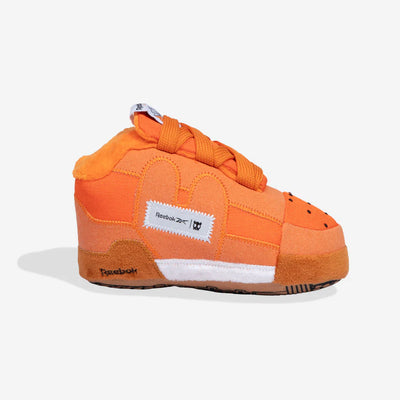 Reebok edición limitada juguete peluche zapatilla naranja para perros y gatos vista frontal