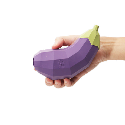 Zee Dog Super Eggplant juguete berenjena para perros vista lateral