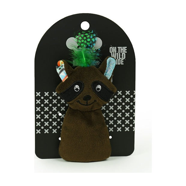 BRNX Maxi Toy juguete de peluche para gatos con forma de un mapache café oscuro con plumas, en su tarjeta de la marca