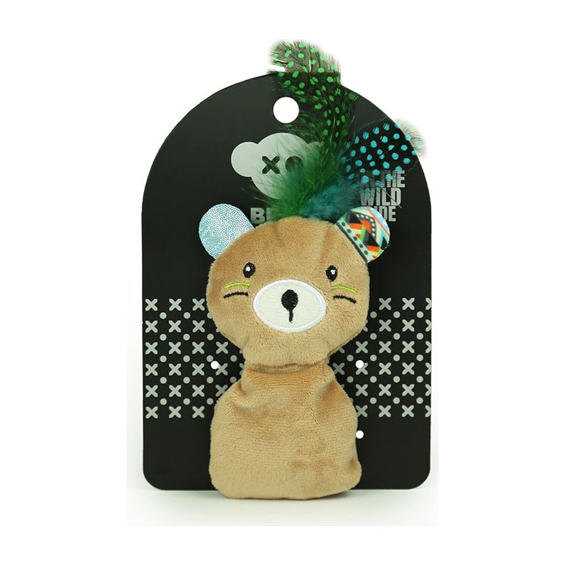 BRNX Maxi Toy juguete de peluche para gatos con forma de un osito café claro con plumas, en su tarjeta de la marca
