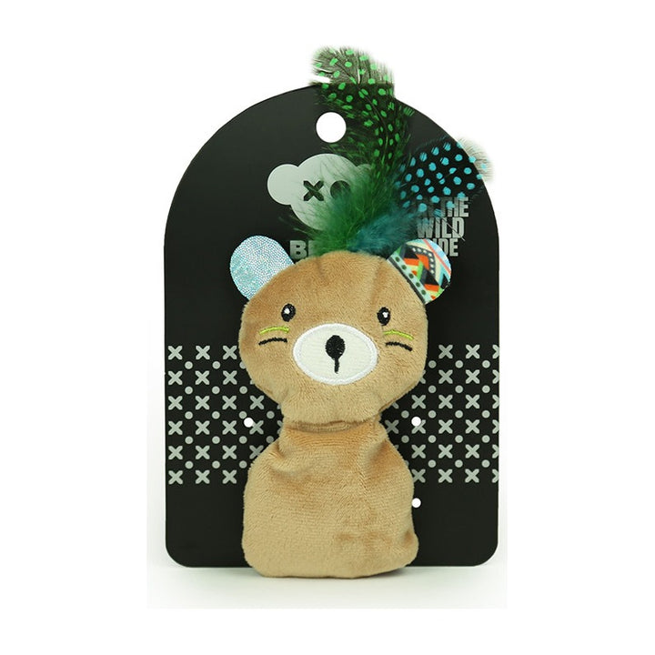 BRNX Maxi Toy juguete de peluche para gatos con forma de un osito café claro con plumas, en su tarjeta de la marca