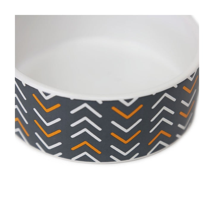 BRNX plato de cerámica minimalista con estampado de flechas en gris, naranjo y blanco, vista 3