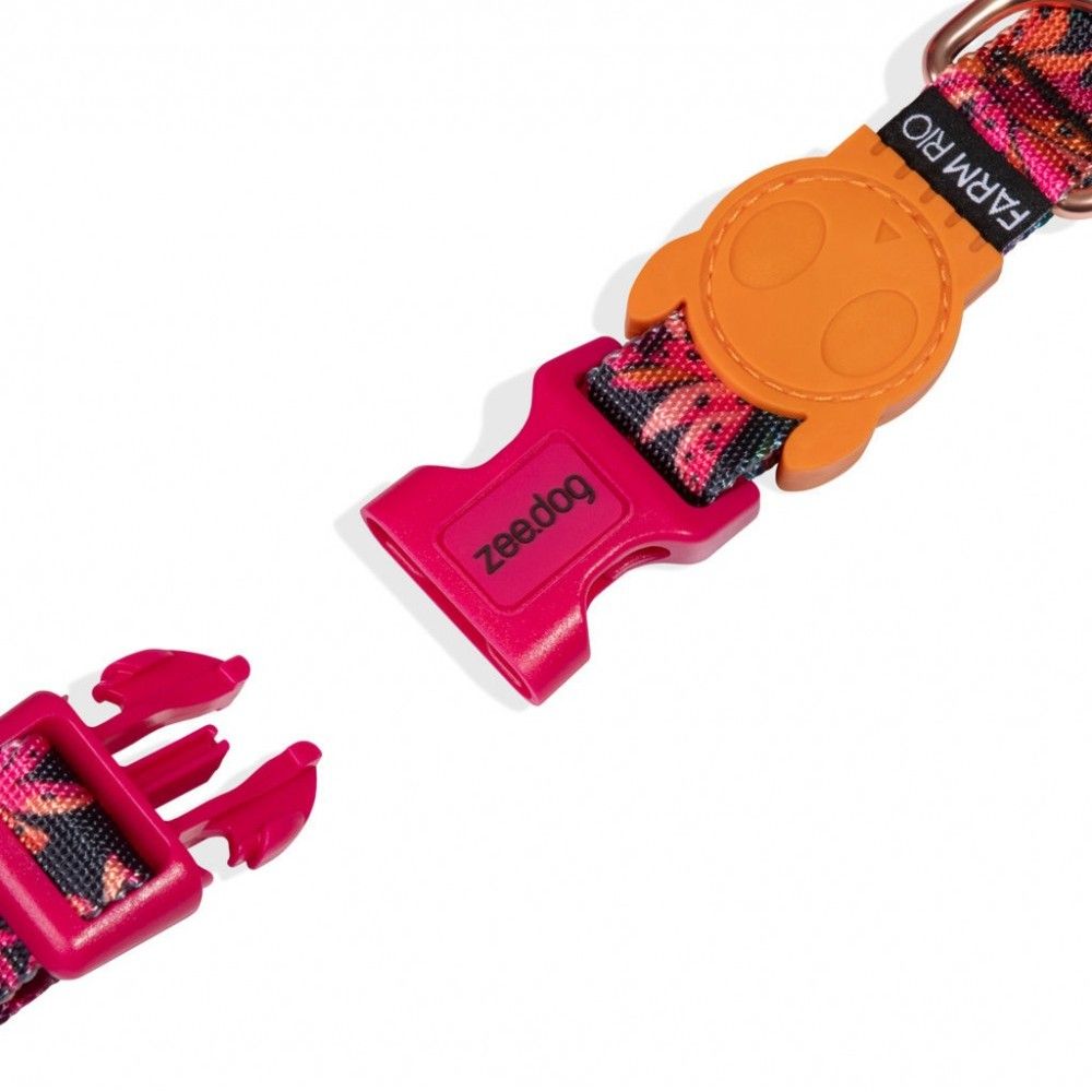 Zee Dog collar Selva para perro, primer plano de la hebilla y la medalla