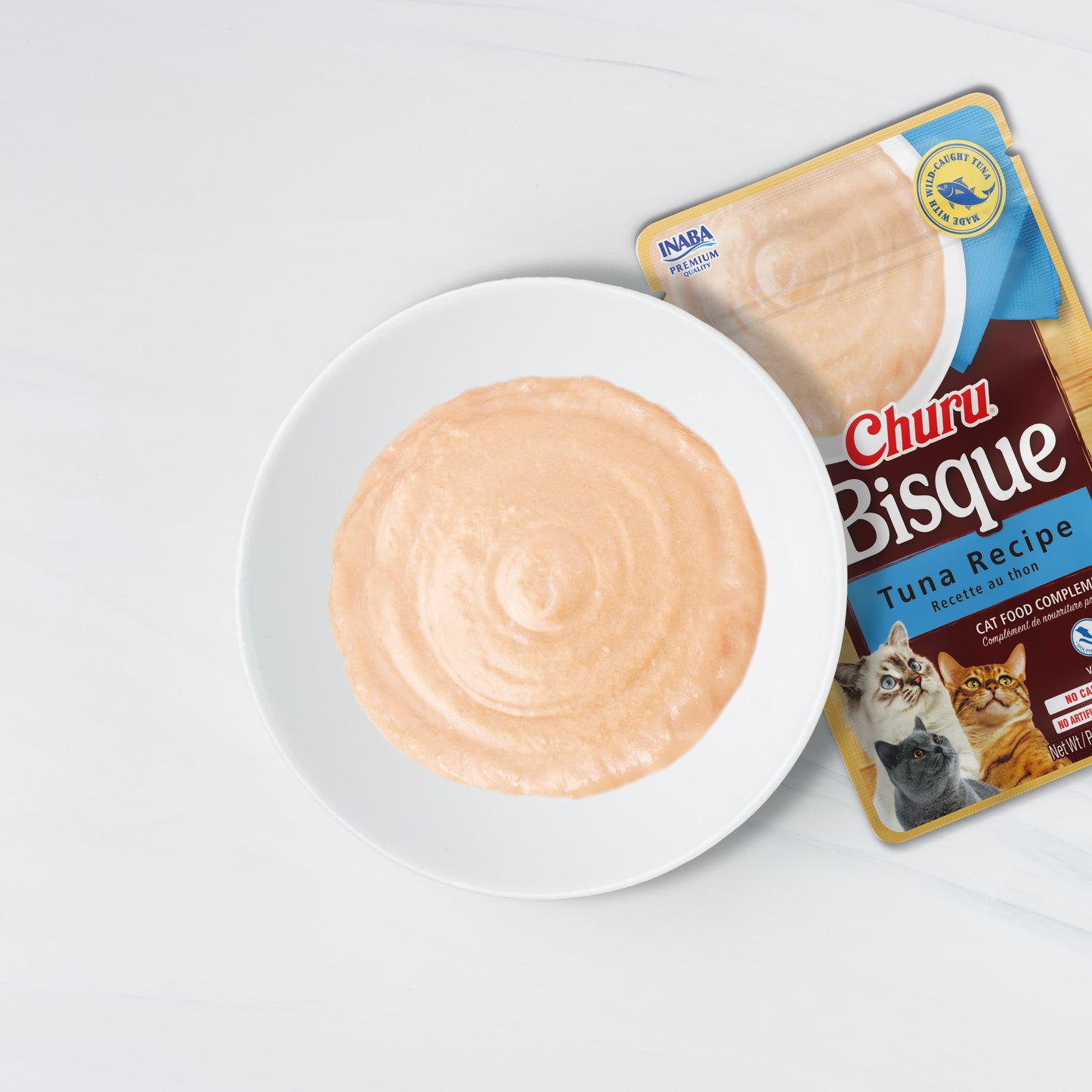 Churu Bisque sabor atún pack 6 sobres snack líquido para gatos servido en plato