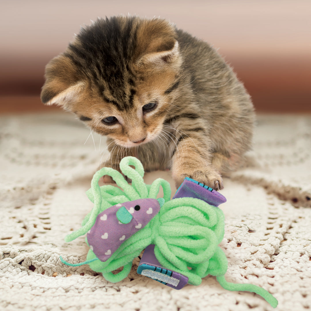 Kong Gatos Juguete 3 en 1 Pull a Partz con Catnip en uso