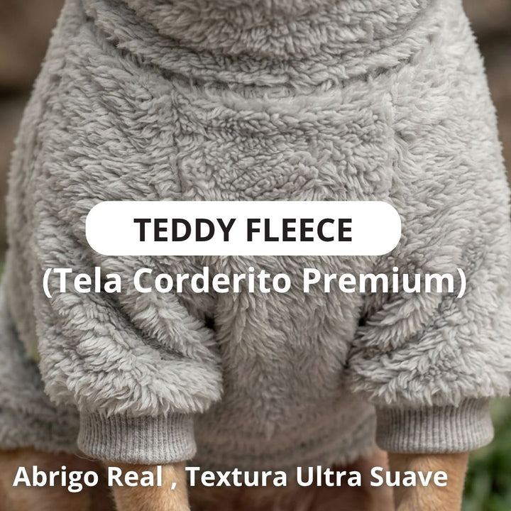 Pet Lounge corderito gris perro usando producto