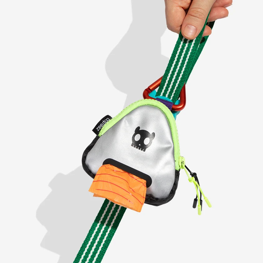 Zee Dog Dispensador Go Clip Atlas enganchado a la correa