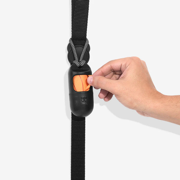 Zee Dog dispensador de bolsitas negro para perros en uso con rollo