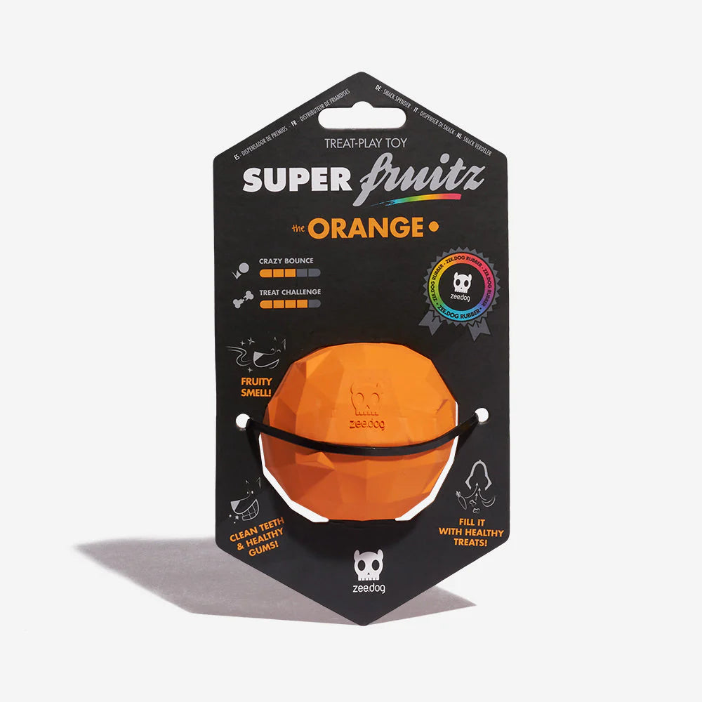 Zee Dog Super Orange juguete naranja para perros en uso