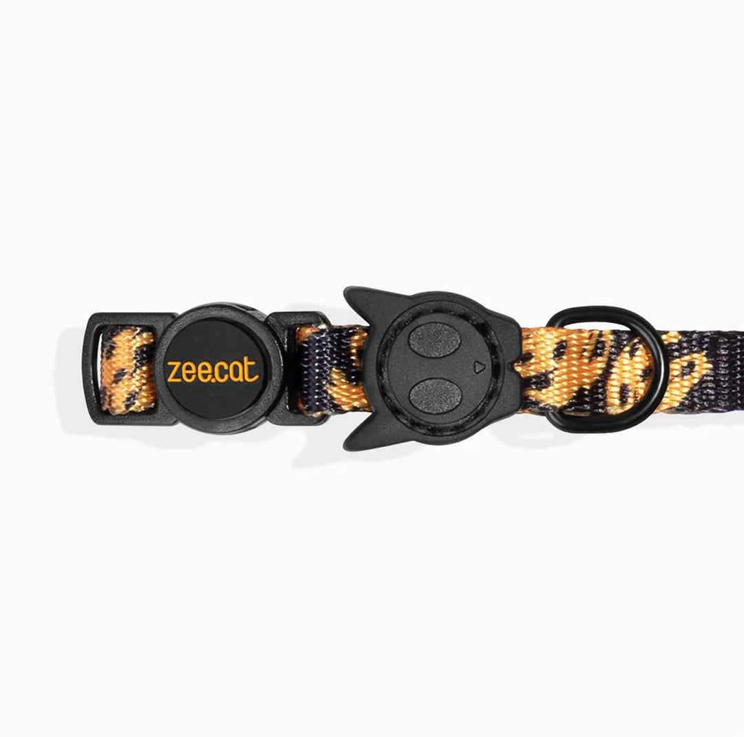 Zee Dog collar de gato Bossa Banana, primer plano de la hebilla Zee.Cat y el dije con orejas