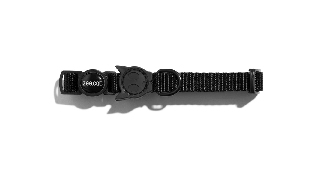 Zee Dog collar de gato Gotham negro extendido con hebilla desprendible y argolla para placa