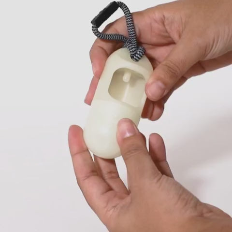 Zee Dog Dispensador de Bolsitas Fosforescente + 1 Rollo Bolsitas, video del producto